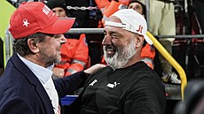 Majitel Slavie Pavel Tyka slaví zisk mistrovského titulu s trenérem Jindichem...