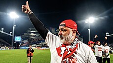 Trenér Slavie Jindich Trpiovský slaví zisk mistrovského titulu.