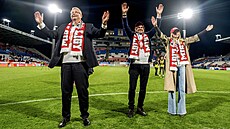Jaroslav Tvrdík (vlevo) a majitel Pavel Tyka� ze Slavie slaví zisk mistrovského...