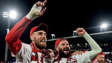 Tomá� Chorý a Ond�ej Kolá� ze Slavie slaví zisk mistrovského titulu.