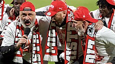 Trenér Jind�ich Trpi�ovský s asistenty ze Slavie slaví zisk mistrovského titulu.