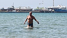 Mu se koupe v erném moi na centrální plái v Anap. (18. dubna 2025)