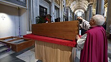 Vedoucí pape�ské domácnosti Leonardo Sapienza p�ikládá pe�e� na rakev s t�lem...