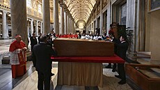 Kardinál kamerlengo Kevin Joseph Farrell vede poh�ební ob�ad zesnulého pape�e...