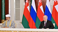 Ruský prezident Vladimir Putin a ománský sultán Hajsám bin Tárik v Kremlu (22....
