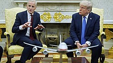 Prezident Donald Trump naslouchá norskému premiérovi Jonasi Gahrovi Storeovi...