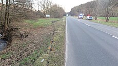 Motorkář skončil po nehodě se Škodou Octavia mimo silnici. Havárii na cestě...