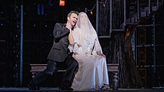 Federica Lombardi (Hrab�nka) a Joshua Hopkins (Hrab�) v inscenaci Mozartovy...