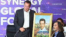 Safronov p�i p�edání portrétu Arnoldu Schwarzeneggerovi (4. �íjna 2019)