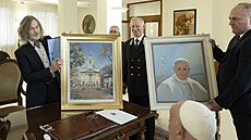 Nikas Safronov p�i audienci u pape�e Franti�ka, kterému p�edal i dva obrazy...