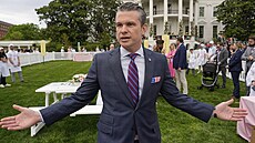 Americký ministr obrany Pete Hegseth ped Bílým domem (21. dubna 2025)