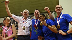 Se zlatem na krku. Trenér Miroslav ada (v bílém) se raduje z extraligového...