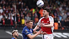 Zálo�ník Declan Rice z Arsenalu hlavi�kuje p�ed Darou O� Sheaou z Ipswiche.