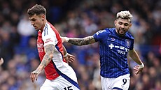Obránce Jakub Kiwior z Arsenalu vede mí� p�ed Juliem Encisem z Ipswiche.