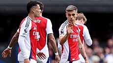 Fotbalisté Arsenalu oslavují gól Leandra Trossarda (vpravo).