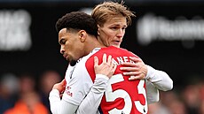 Ethan Nwaneri z Arsenalu (zády) slaví sv�j gól s Martinem Odegaardem.