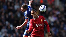 Liverpoolský stoper Virgil van Dijk (vpravo) ve vzdu�ném souboji s Jamiem...