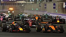 Max Verstappen (vlevo) a Oscar Piastri bok po boku krátce po startu Velké ceny...