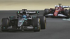 George Russell na trati Velké ceny Saúdské Arábie p�ed Charlesem Leclercem