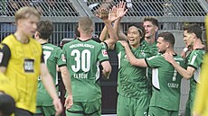 Fotbalisté Mönchengladbachu s Tomá�em �van�arou slaví gól v utkání proti...