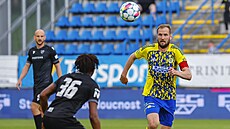 Zlínský útoník Tomá Poznar v druholigovém utkání proti ostravskému béku.