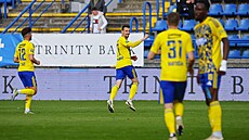 Zlín�tí fotbalisté se radují z gólu Vukadina Vukadinovi�e.