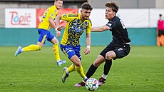 Zlínský záloník David Tká v druholigovém utkáni proti béku Baníku Ostrava.
