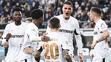 Fotbalisté Leverkusenu se radují z gólu Patrika Schicka.