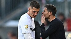 Leverkusenský úto�ník Patrik Schick poslouchá pokyny trenéra Xabiho Alonsa.