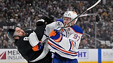 Connor McDavid, úto�ník hokejového Edmontonu, svádí souboj s obráncem Los...