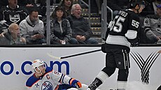 Connor McDavid, úto�ník hokejového Edmontonu, padá na led po souboji s...