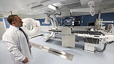Primá� interven�ní radiologie Bulovky Radim Pavlík hovo�í o vybavení sálu pro...