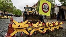 Začalo odstraňování zábran proti vjezdu známé jako ježci u kontrolního...
