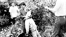 Trojnásobný vrah Ji�í Straka (v pop�edí) p�i rekonstrukci vra�dy. Po zadr�ení...