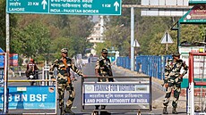 Strá na indicko-pákistánské hranici v Amritsaru po úterním útoku na turisty...