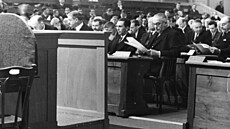 Joseph Goebbels pijel v íjnu roku 1933 do enevy, aby se zúastnil zasedání...