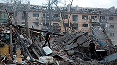 Záchranái pracují na míst, kde byla zasaena budova ruskou balistickou...