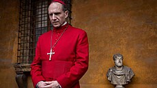 Film Konkláve z roku 2024 s Ralphem Fiennesem v roli kardinála Thomase Lawrence.