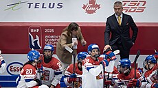 Trenérka Carla MacLeodová komunikuje s �eskými hrá�kami.