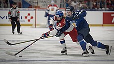 Tereza Pi�t�ková bojuje o puk se Susannou Tapaniovou.