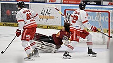 Jihlavský branká� Adam Beran se kácí k ledu po st�etu s Jakubem Orsavou z...