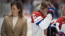Zdrcená kapitánka �eského týmu Aneta Tejralová a trenérka Carla MacLeodová.