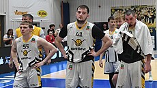Hrá�i Písku smutní po proh�e v D��ín�.