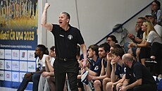 Kou� D��ína Tomá� Grepl burcuje hrá�e v utkání proti Písku.