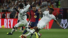 Ferrán Torres se sna�í prosadit mezi dv�ma bránícími hrá�i Realu Madrid.