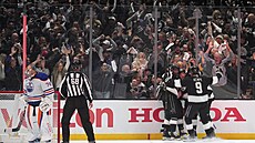 Hokejisté Los Angeles se radují z gólu proti Edmontonu.
