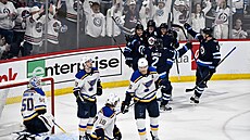 Hokejisté Winnipegu slaví gól proti St. Louis.