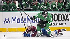 Martin Ne�as padá v souboji s Colinem Blackwellem.