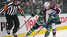 Martin Ne�as se sna�í dostat k puku p�es Sama Steela.