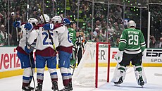 Oslavné kole�ko hrá�� Colorada po gólu v utkání s Dallasem.